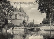 CPA Vendome L et Ch l'hotel de ville Mon Hist XV S et le pont sur le Loir 