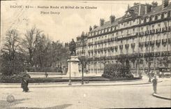 CPA Dijon statue Rude et hotel de la Cloche Place Darcy 