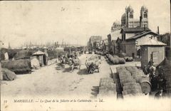 CPA Marseille le Quai de la Joliette et la cathedrale 