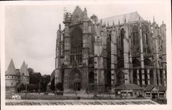 CPA Beauvais Oise la cathedrale et les Tourelles du palais de justice 