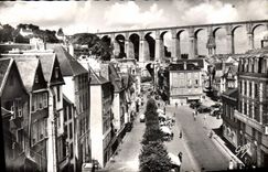 CPA Morlaix Finistere Rue d' Aiguillon au fond le Viaduc 