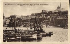 CPA Marseille un coin du vieux port et N D de la Garde bateaux de pecheurs 