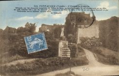 CPA Tiffaugues Vendee l'entree du chateau Effrayee par les depenses exagerees de Gilles de Retz sa f