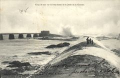 CPA Coup de mer sur le Brise lames de la Jetee de la Chaume 