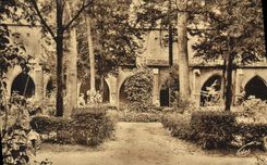 CPA Saint Maximin Couvent des Peres Dominicains Cour interieure 