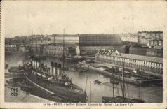 CPA Brest Le Port Militaire Caserne des Marins La Jeanne d'Arc Bateaux