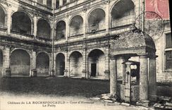 CPA Chateau de La Rouhefoucauld Cour d'Honneur Le Puits 