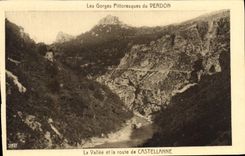 CPA Les Gorges Pittoresque du Verdon La Vallee et la route de Castellane 