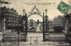 CPA Dijon Square Darcy vue de la porte principale de sortie Ou remarque au centre la statue de Rude 