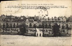 CPA Dijon Place d'Armes vue de l'Hotel de Ville 
