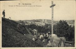 CPA La Louvesc vue generale Groupe de Pelerins au pied de la Croix des Traverses 