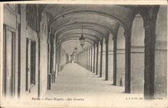 CPA Paris Place Royal Les Arcades