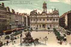 CPA Lyon Place des Terreaux Fontaine Bartholdi et Hotel de Ville