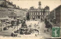 CPA Place des Terreaux L'Hotel de Ville et le Palais des Arts