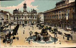 CPA Lyon Place des Terreaux L'Hotel de Ville et le Palais des Arts