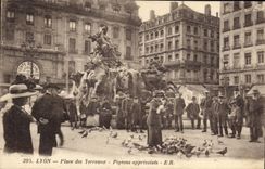 CPA Lyon Place des Terreaux Pigeons apprivoises