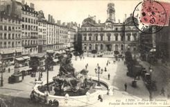 CPA Lyon Place des Terreaux Fontaine Bartholdi et Hotel de Ville