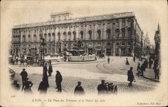 CPA Lyon La Place des Terreaux et le Palais des Arts