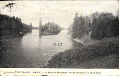 CPA Paris Le Bois de Boulogne (vue prise entre les deux lacs)