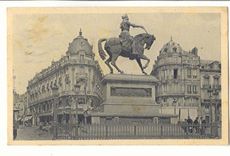 Orleans CPA La place de Martroi Place principale et centrale de la ville statue de Jeanne d'Arc