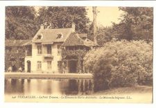 Versailles CPA Le petit Trianon Le hameau de Marie Antoinette La maison du seigneur