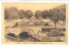 Nimes CPM Jardin de la fontaine vue generale