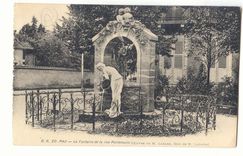 Pau CPA La fontaine de la rue Porteneuve (oeuvre de M Gabard don de M LAtapie)