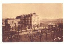Pau CPA Place royale Hotel de France et la chaine des Pyrenees