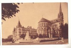 Pau CPA Le monument aux morts l'eglise St Martin et l'hotel Gassion